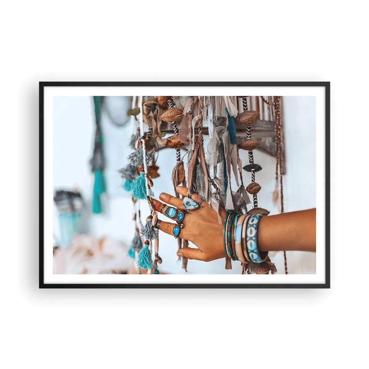 Plakat w czarnej ramie - Ręka ozdobiona biżuterią w stylu boho z dekoracjami w tle - 100x70cm - Lokalne skarby - Nowoczesna dekoracja ścienna do salonu i sypialni ARTTOR