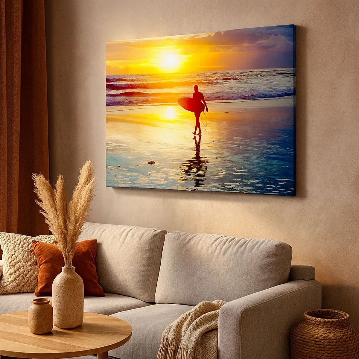 Obraz na płótnie - Surfer idący po plaży o zachodzie słońca z deską w ręku - 70x50cm - Powrót wojownika - Nowoczesna dekoracja ścienna do salonu i sypialni ARTTOR