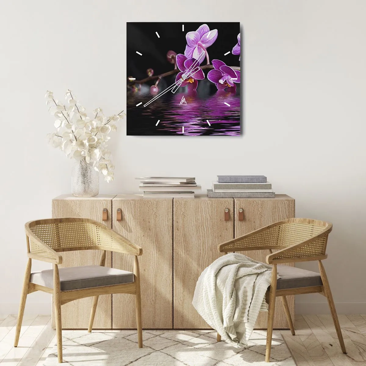 Zegar ścienny - Fioletowe orchidee nad spokojną wodą na tle czarnym - 30x30cm - Liliowe odbicie piękna - Nowoczesna dekoracja ścienna do salonu i sypialni ARTTOR