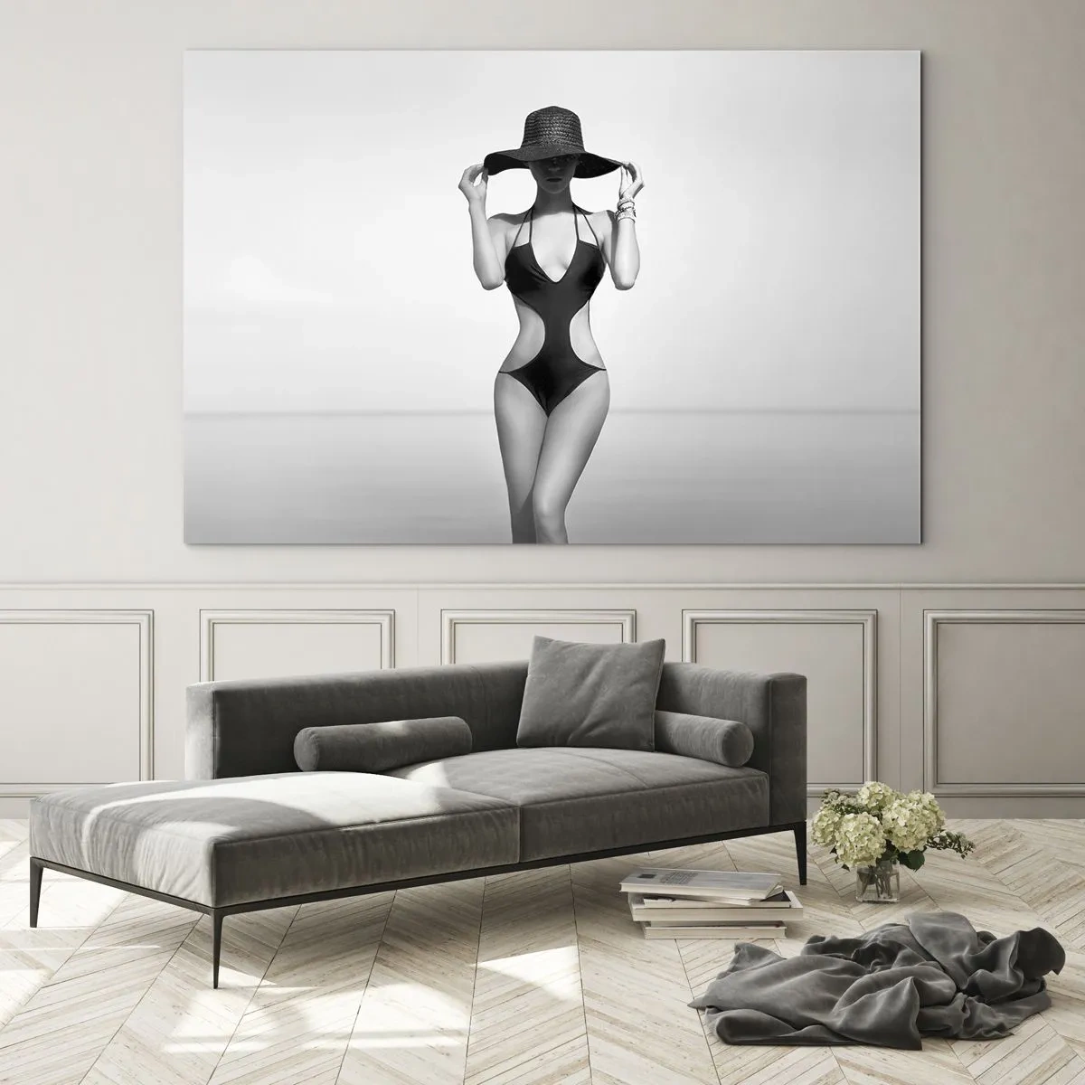 Obraz na szkle - Kobieta w czarnym stroju kąpielowym i kapeluszu na tle morza - 70x50cm - Na imię mi: Elegancja - Nowoczesna dekoracja ścienna do salonu i sypialni ARTTOR