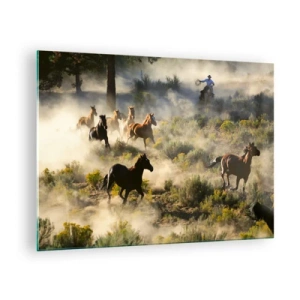 Obraz na szkle - Stado koni w galopie wśród kurzu i kowboja na tle natury - 70x50cm - Rywalizacja - wolność czy męska siła? - Nowoczesna dekoracja ścienna do salonu i sypialni ARTTOR