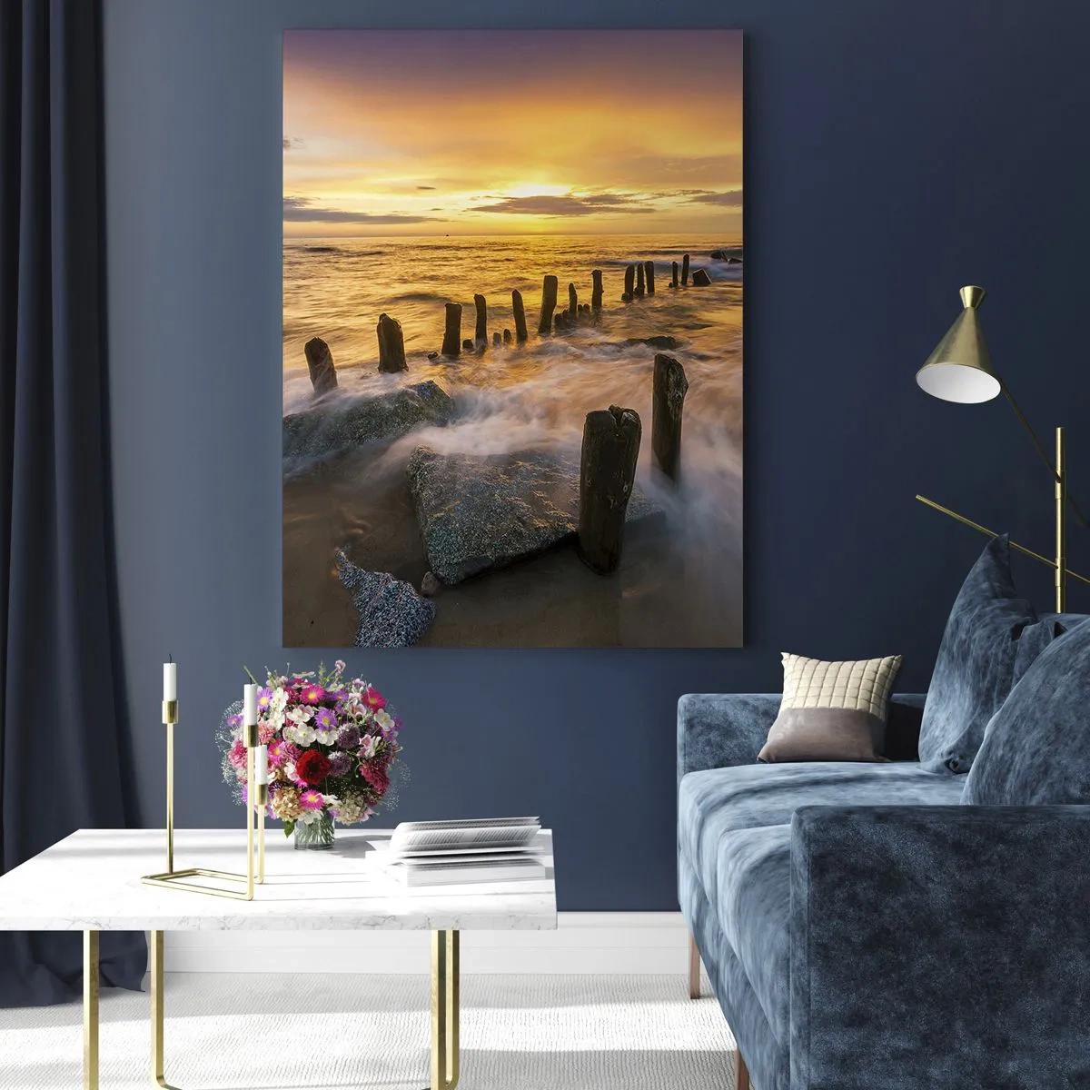 Obraz na szkle - Zachód słońca nad morzem z drewnianymi palami na plaży - 50x70cm - Surowe piękno Bałtyku - Nowoczesna dekoracja ścienna do salonu, kuchni i sypialni ARTTOR