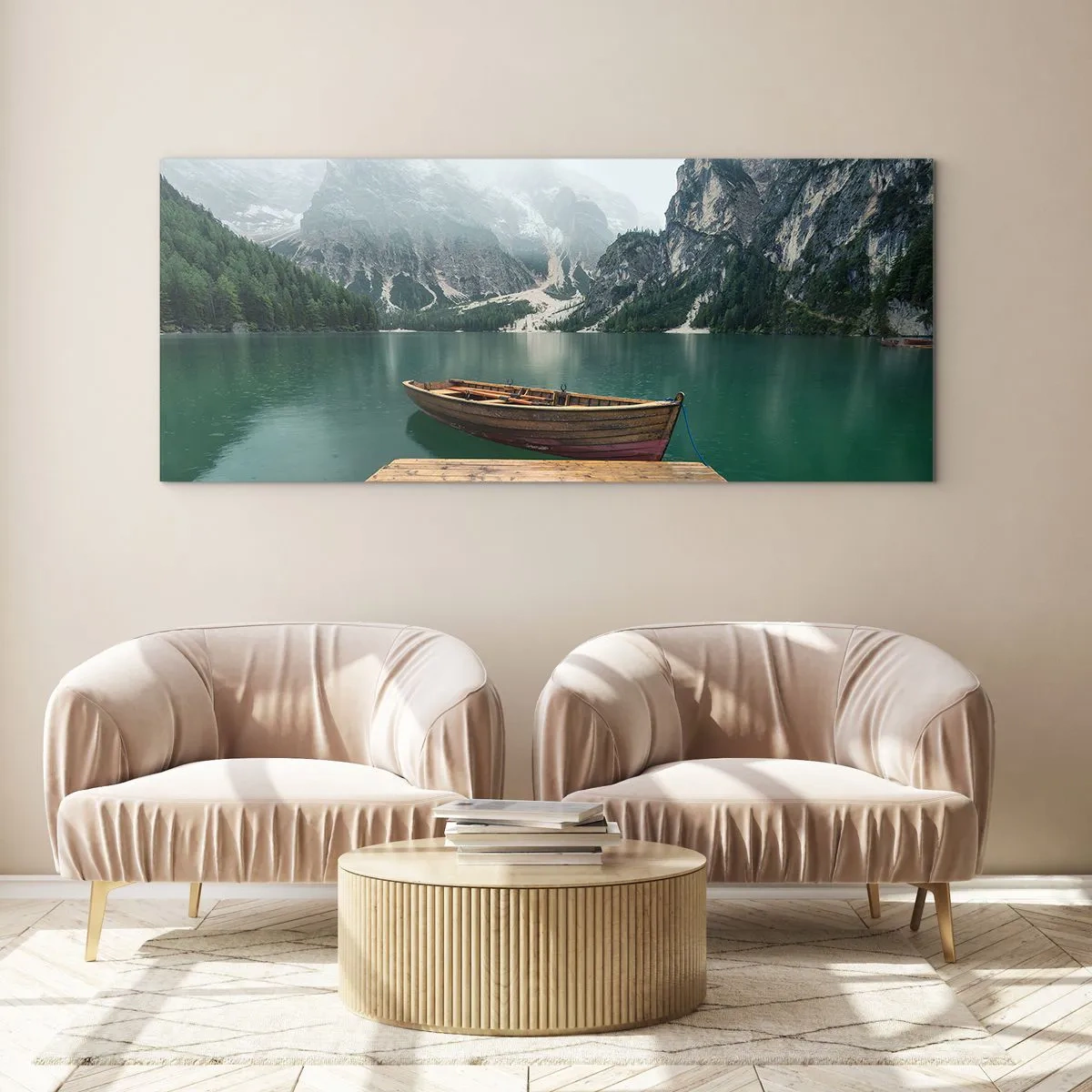 Obraz na szkle - Drewniana łódź przy pomoście na jeziorze otoczonym górami - 120x50cm - "I dumne opoki czoła" - Nowoczesna dekoracja ścienna do salonu i sypialni ARTTOR