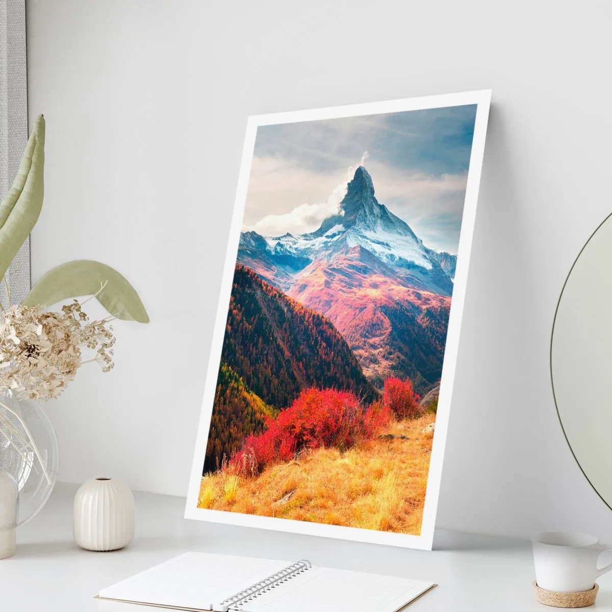 Plakat - Jesienny krajobraz górski z ośnieżonym szczytem - 50x70cm - Alpejska jesień - Nowoczesna dekoracja ścienna do salonu, kuchni i sypialni ARTTOR