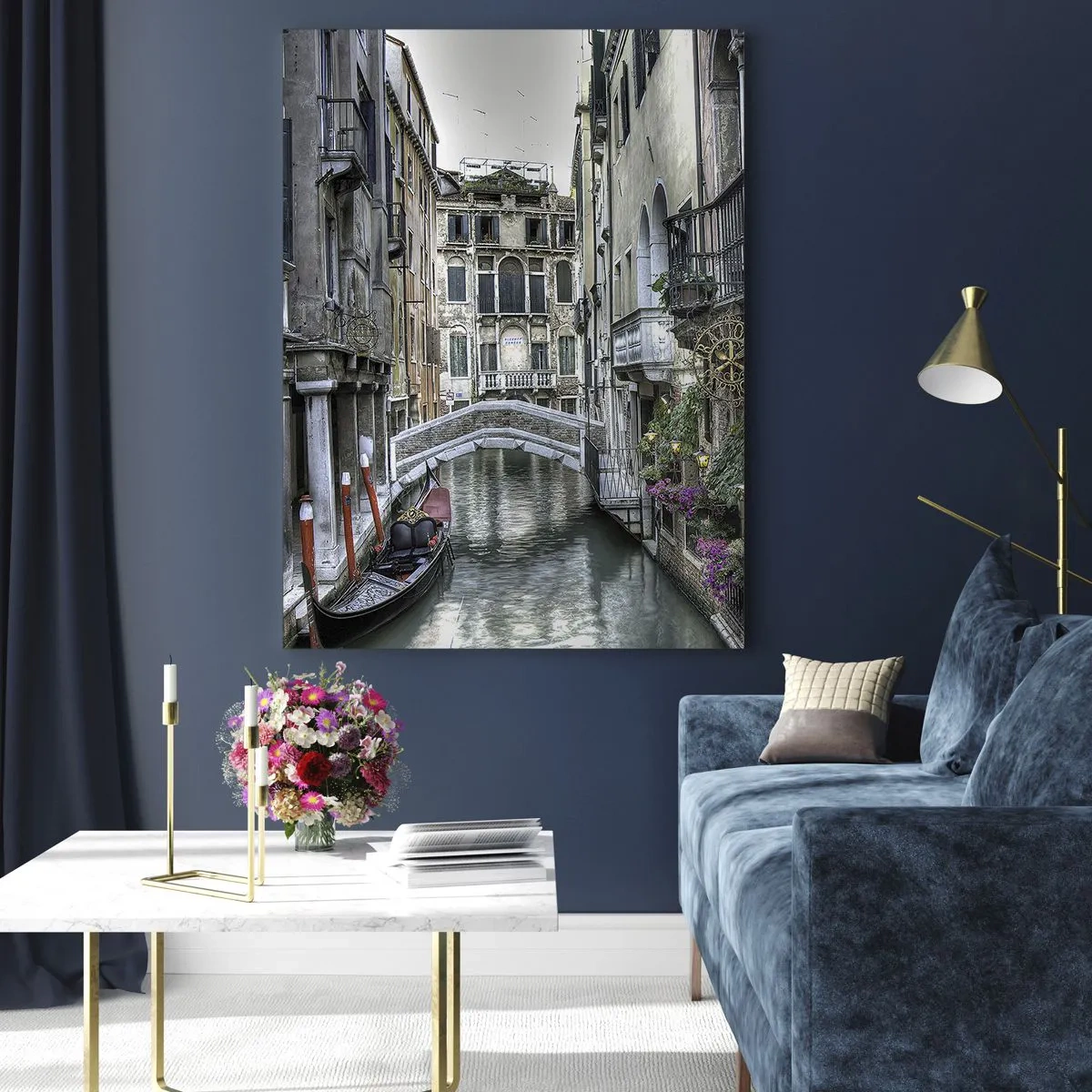 Obraz na szkle - Romantyczny widok na wenecki kanał z gondolą - 50x70cm - Od wieków w cichej zadumie - Nowoczesna dekoracja ścienna do salonu, kuchni i sypialni ARTTOR