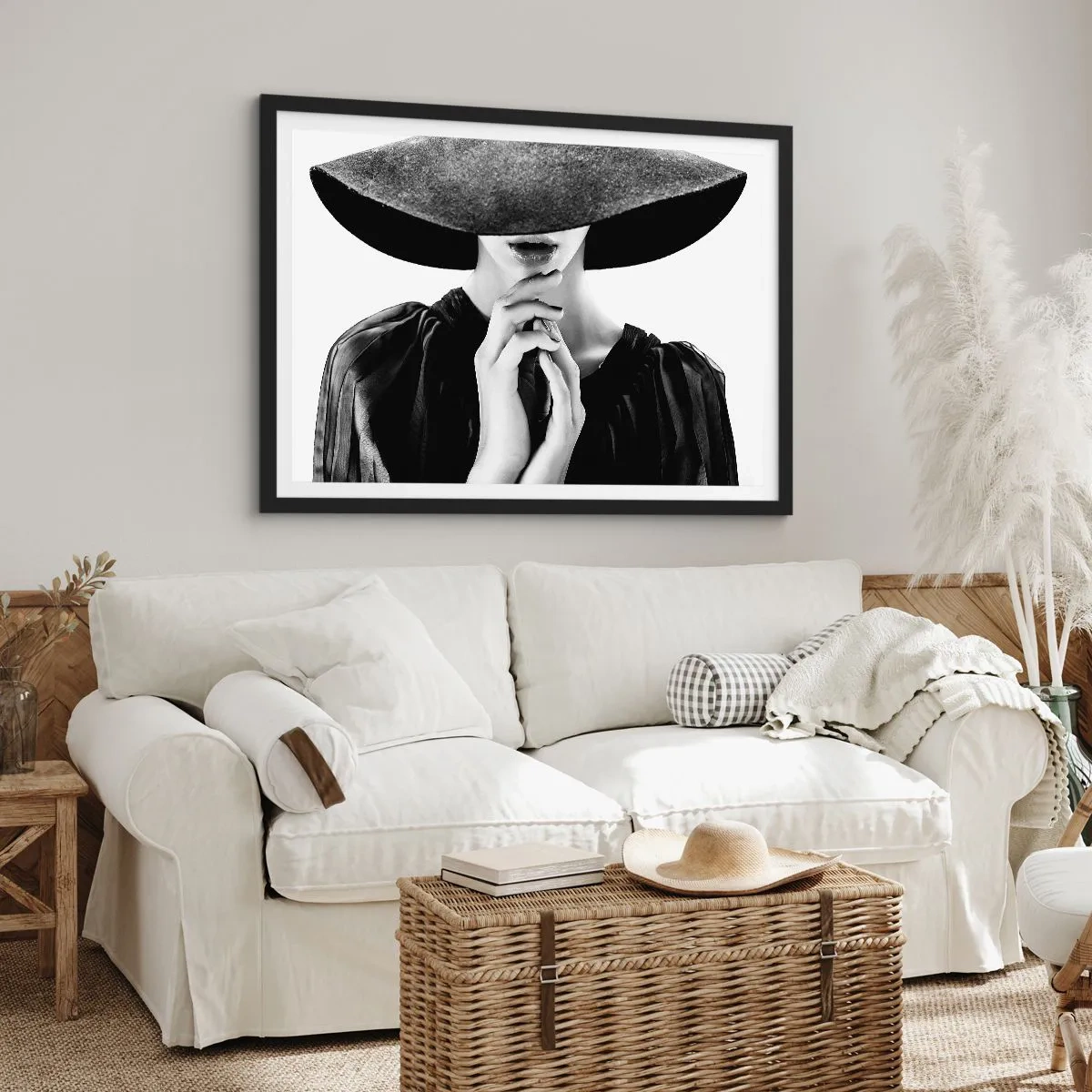 Plakat w czarnej ramie - Stylowa kobieta w dużym kapeluszu w odcieniach czerni i bieli - 100x70cm - Skryte piękno - Nowoczesna dekoracja ścienna do salonu i sypialni ARTTOR