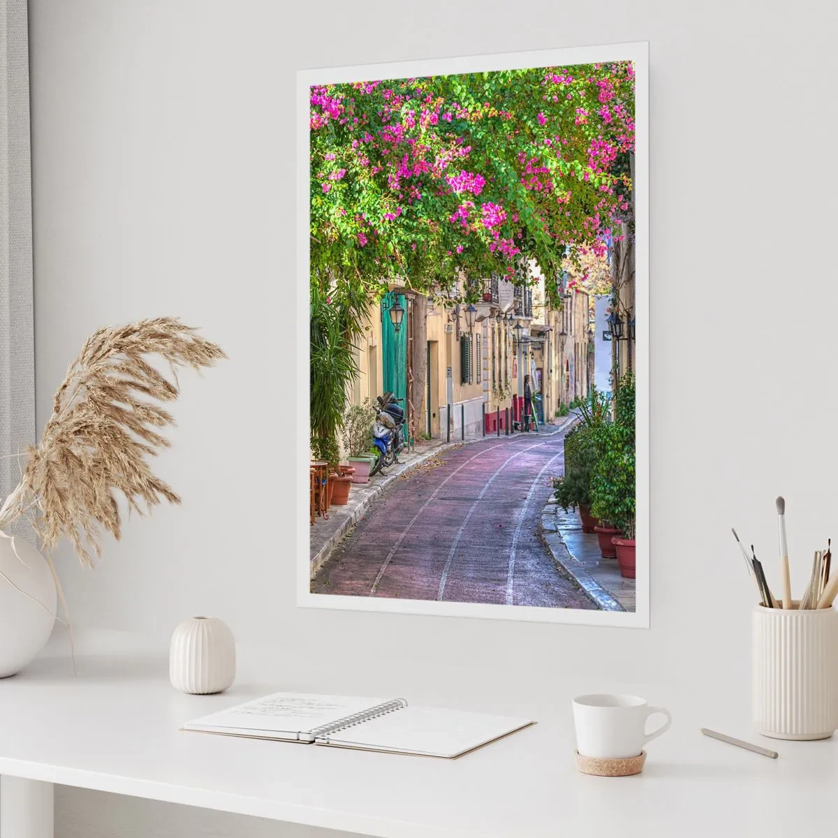 Plakat - Kolorowa uliczka z kwitnącymi kwiatami i klasyczną architekturą - 50x70cm - Kwitnący zaułek - Nowoczesna dekoracja ścienna do salonu, kuchni i sypialni ARTTOR
