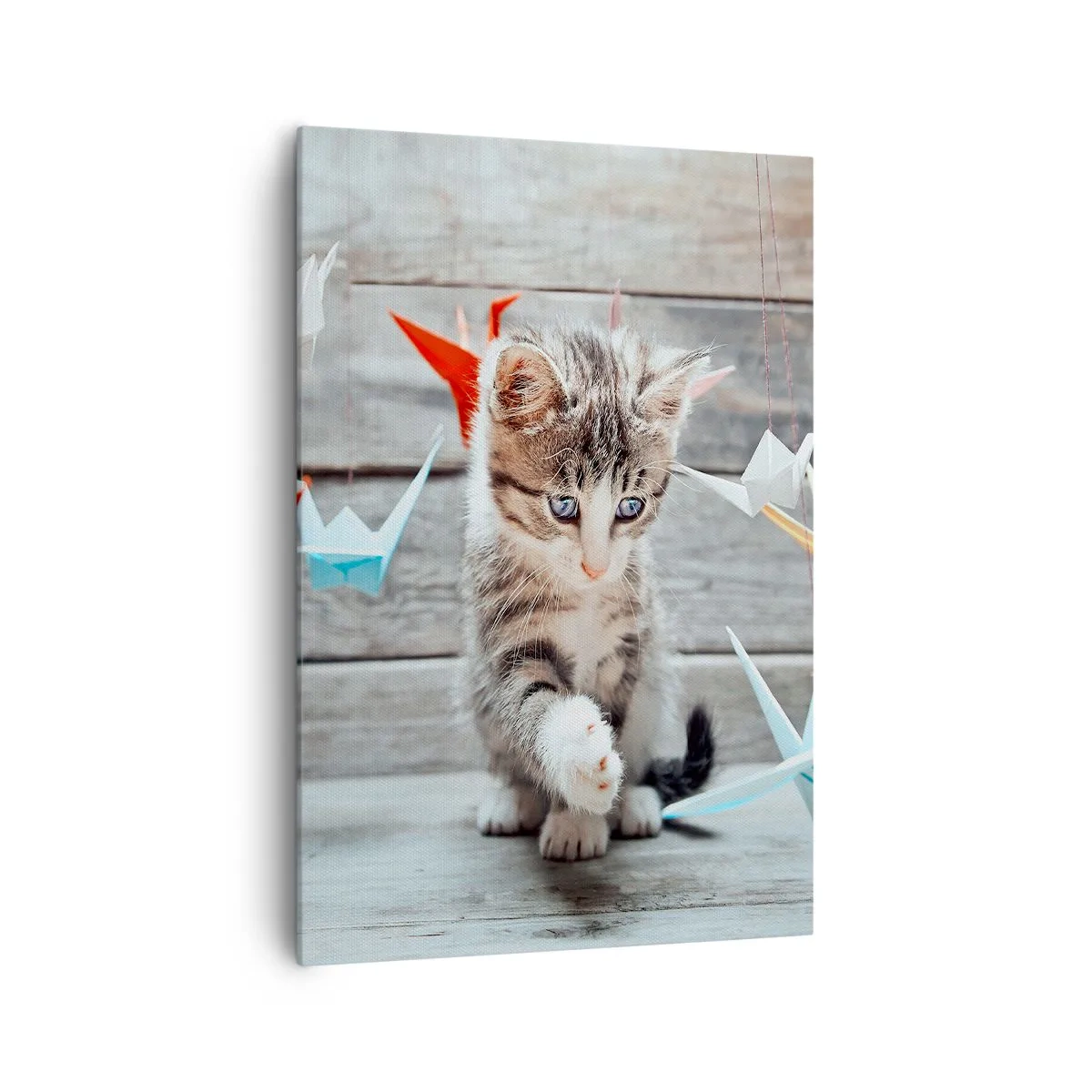 Obraz na płótnie - Kotek bawiący się zawieszonymi papierowymi żurawiami origami - 70x100cm - Pierwsza lekcja - Nowoczesna dekoracja ścienna do salonu i sypialni ARTTOR
