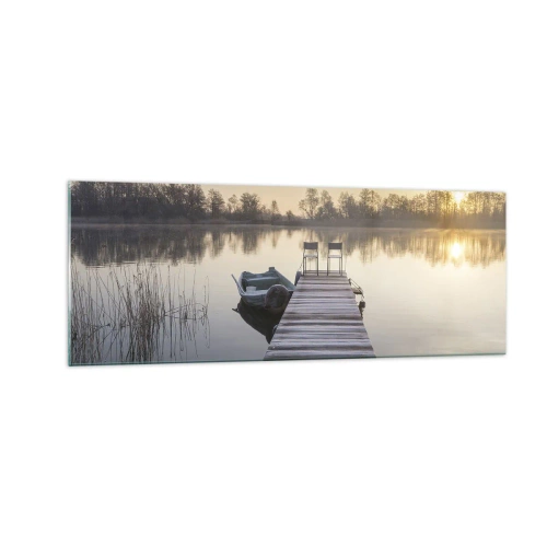 Obraz na szkle - Pomost nad jeziorem o poranku z łódką i krzesłami - 140x50cm - Wrócę za jakiś czas - Nowoczesna dekoracja ścienna do salonu i sypialni ARTTOR