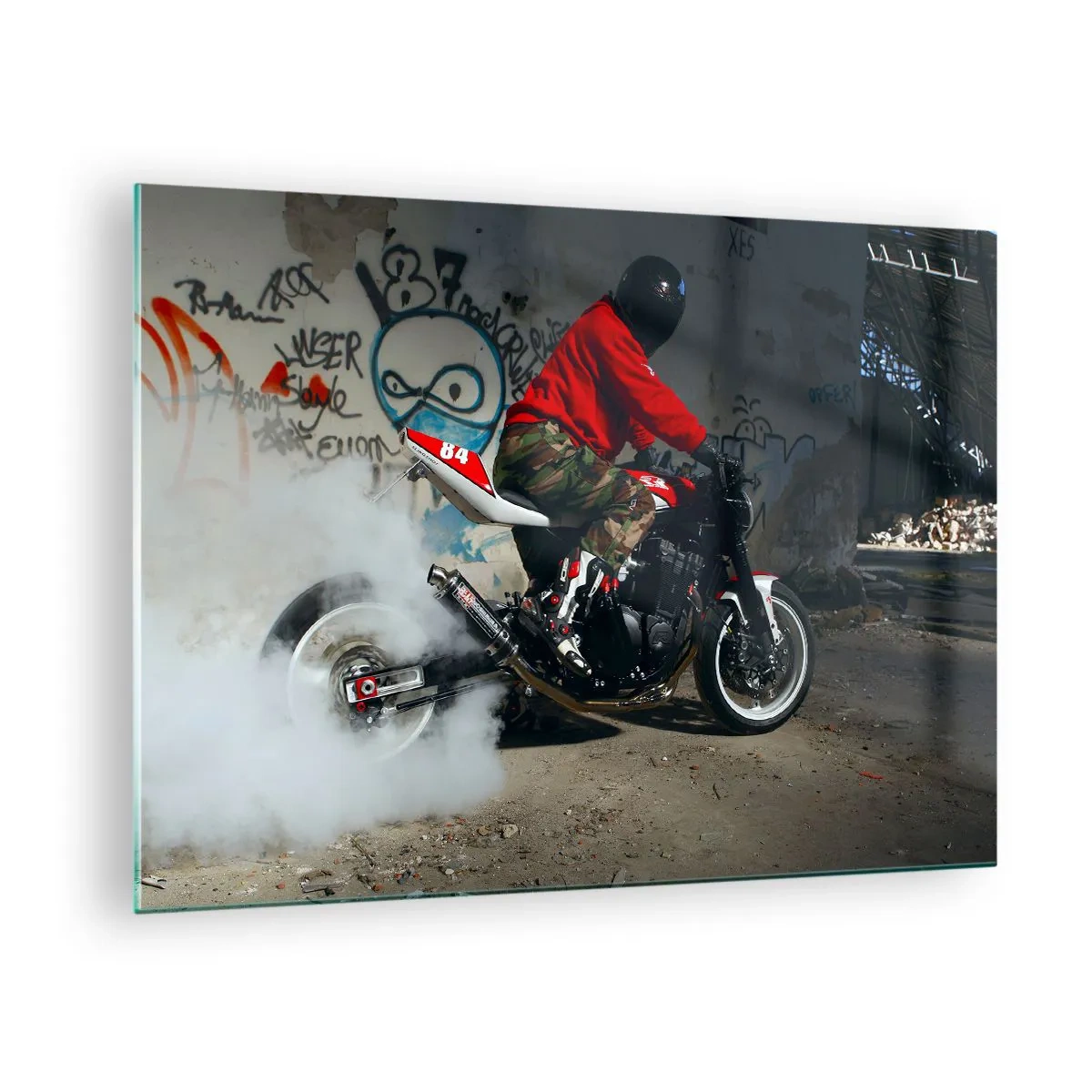 Obraz na szkle - Motocyklista w akcji w industrialnym otoczeniu - 70x50cm - Goń mnie! - Nowoczesna dekoracja ścienna do salonu i sypialni ARTTOR