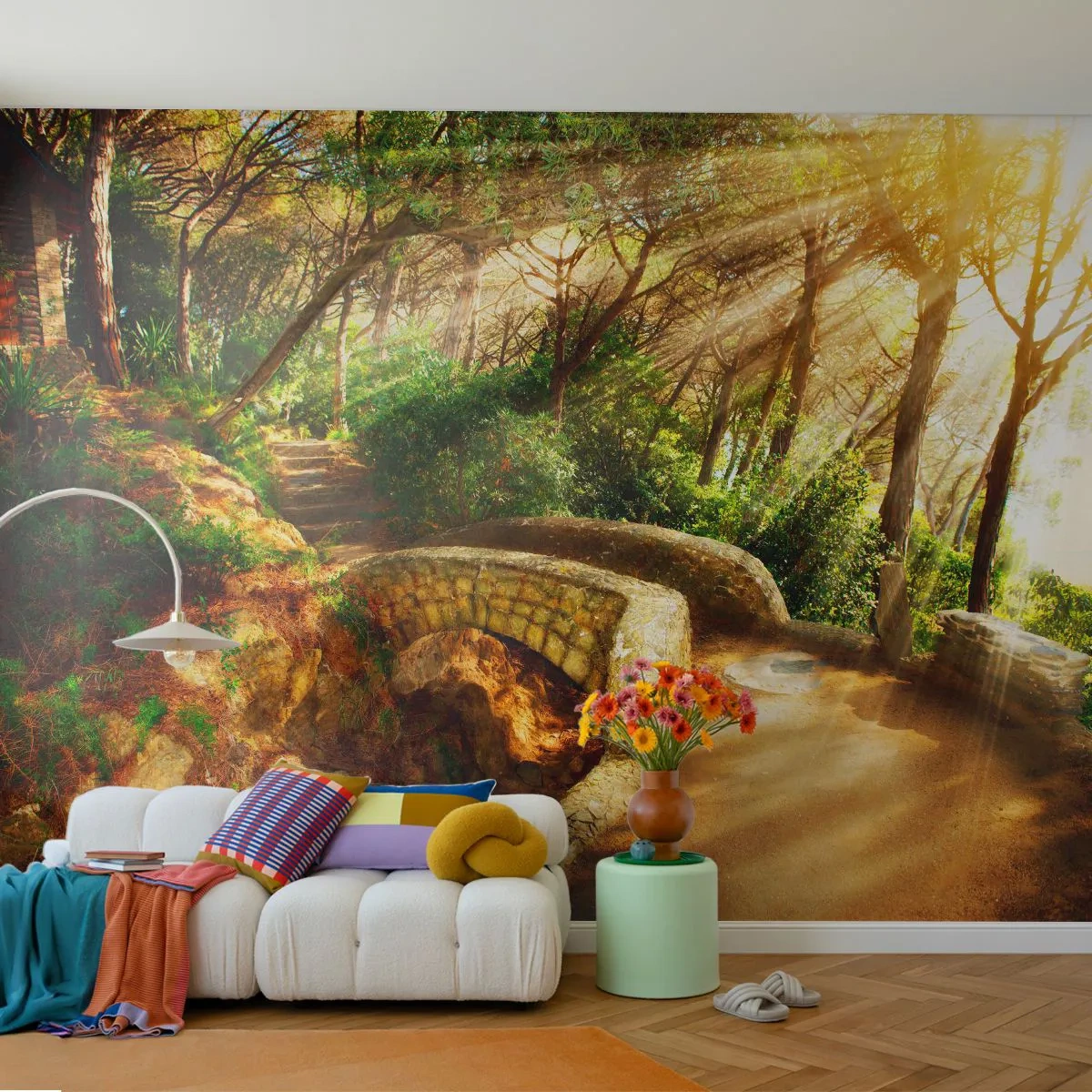 Fototapeta Premium Sand - Leśna ścieżka ze starym kamiennym mostkiem w słońcu - 100x70cm - Prosto z mostku w baśniowy las - Nowoczesna dekoracja ścienna do salonu, kuchni i sypialni ARTTOR