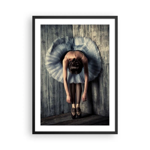 Plakat w czarnej ramie - Elegancka baletnica w klasycznej pozie na tle surowej ściany - 50x70cm - Gdy cichnie muzyka - Nowoczesna dekoracja ścienna do salonu i sypialni ARTTOR