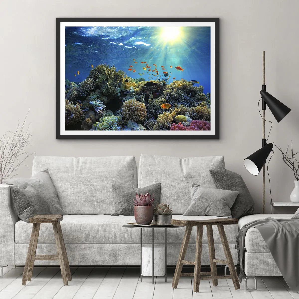 Plakat w czarnej ramie - Rafa koralowa z rybami w promieniach słońca pod wodą - 70x50cm - Podwodne skarby - Nowoczesna dekoracja ścienna do salonu i sypialni ARTTOR