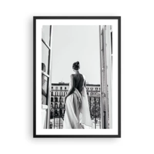 Plakat w czarnej ramie - Kobieta w białej tkaninie na balkonie z widokiem na miasto - 50x70cm - Przebudzenie zmysłów - Nowoczesna dekoracja ścienna do salonu i sypialni ARTTOR