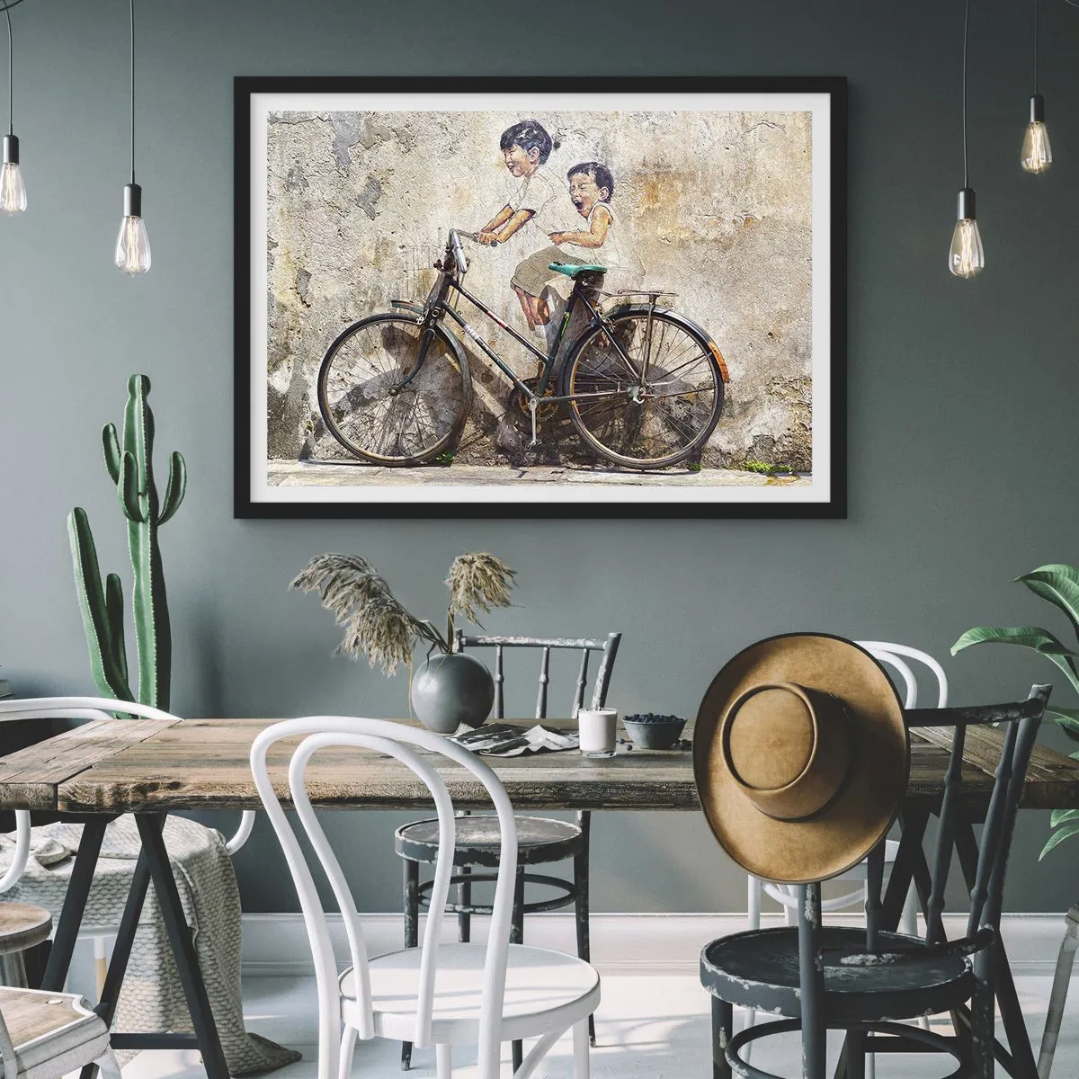 Plakat w czarnej ramie - Uliczna sztuka z rowerem i rysunkiem dzieci na ścianie - 70x50cm - Prawda czy fałsz? - Nowoczesna dekoracja ścienna do salonu i sypialni ARTTOR