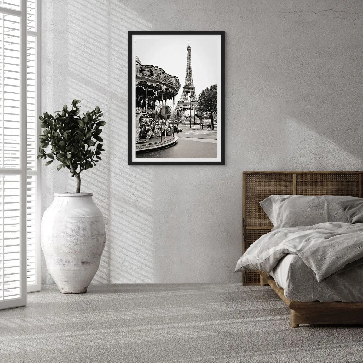 Plakat w czarnej ramie - Czarno-biała fotografia karuzeli i wieży w tle - 50x70cm - Jak zabawa, to tylko w Paryżu - Nowoczesna dekoracja ścienna do salonu i sypialni ARTTOR