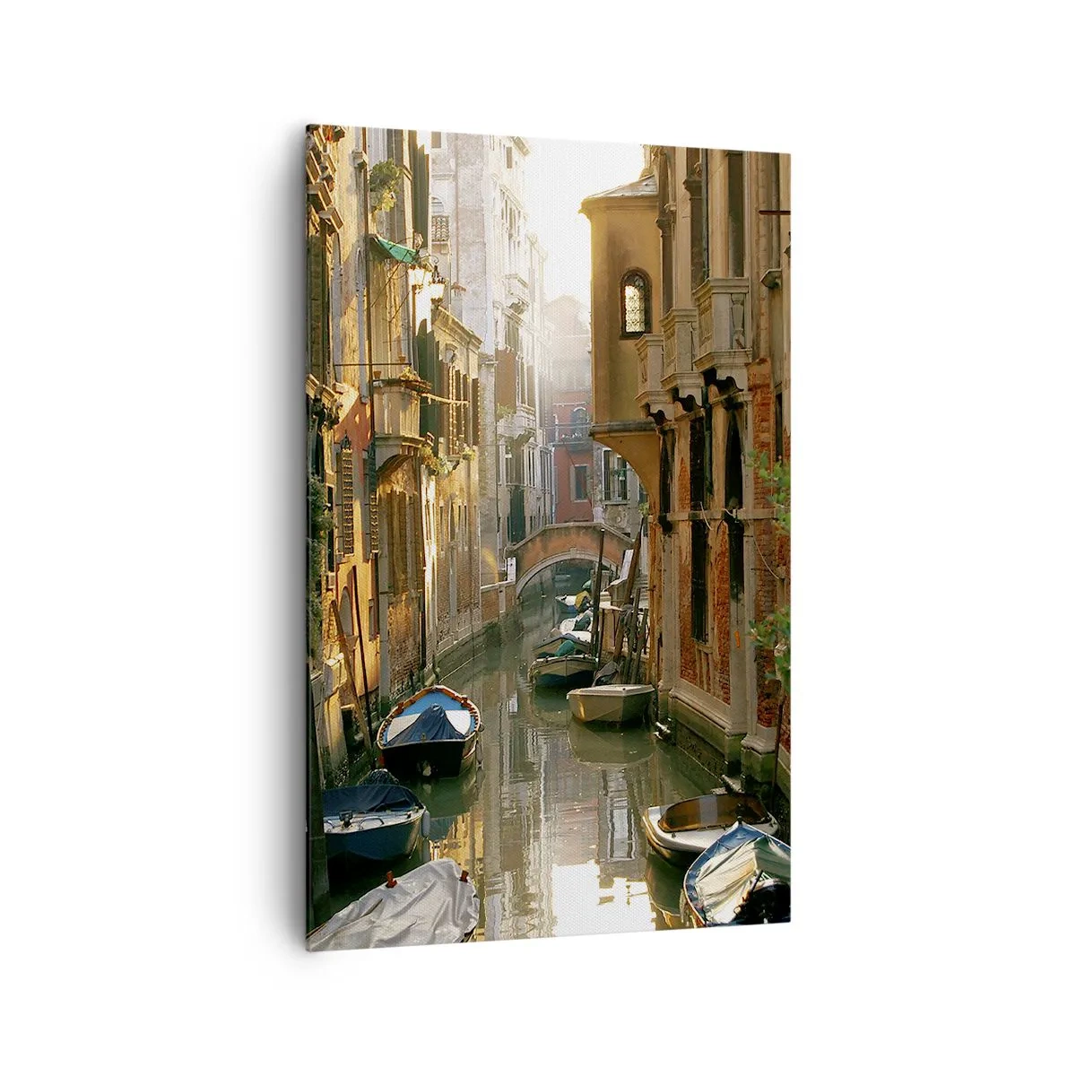 Obraz na płótnie - Malowniczy kanał w Wenecji z łodziami i mostem - 80x120cm - W weneckim zaułku - Nowoczesna dekoracja ścienna do salonu i sypialni ARTTOR