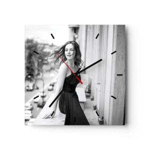 Zegar ścienny - Czarno-białe zdjęcie kobiety na balkonie - 30x30cm - Z pewnością paryżanka - Nowoczesna dekoracja ścienna do salonu i sypialni ARTTOR