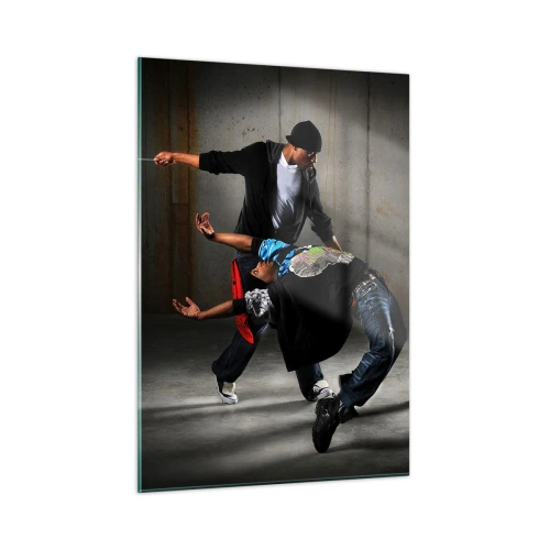 Obraz na szkle - Grupa tancerzy w dynamicznej pozie na tle industrialnym - 50x70cm - Tańczący z ulicznym wiatrem - Nowoczesna dekoracja ścienna do salonu, kuchni i sypialni ARTTOR