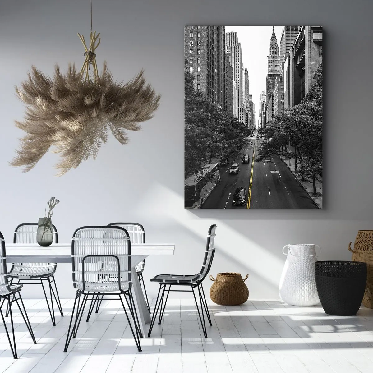 Obraz na płótnie - Nowojorski poranek - Ulica w Nowym Jorku otoczona drzewami i wieżowcami, z widokiem na Chrysler Building - 50x70cm