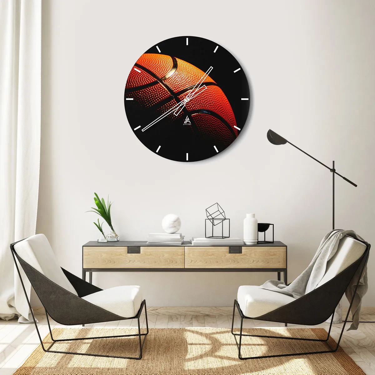 Zegar ścienny - Piłka do koszykówki na ciemnym tle - 30x30cm - Piękna jak planeta - Nowoczesna dekoracja ścienna do salonu, kuchni i sypialni ARTTOR