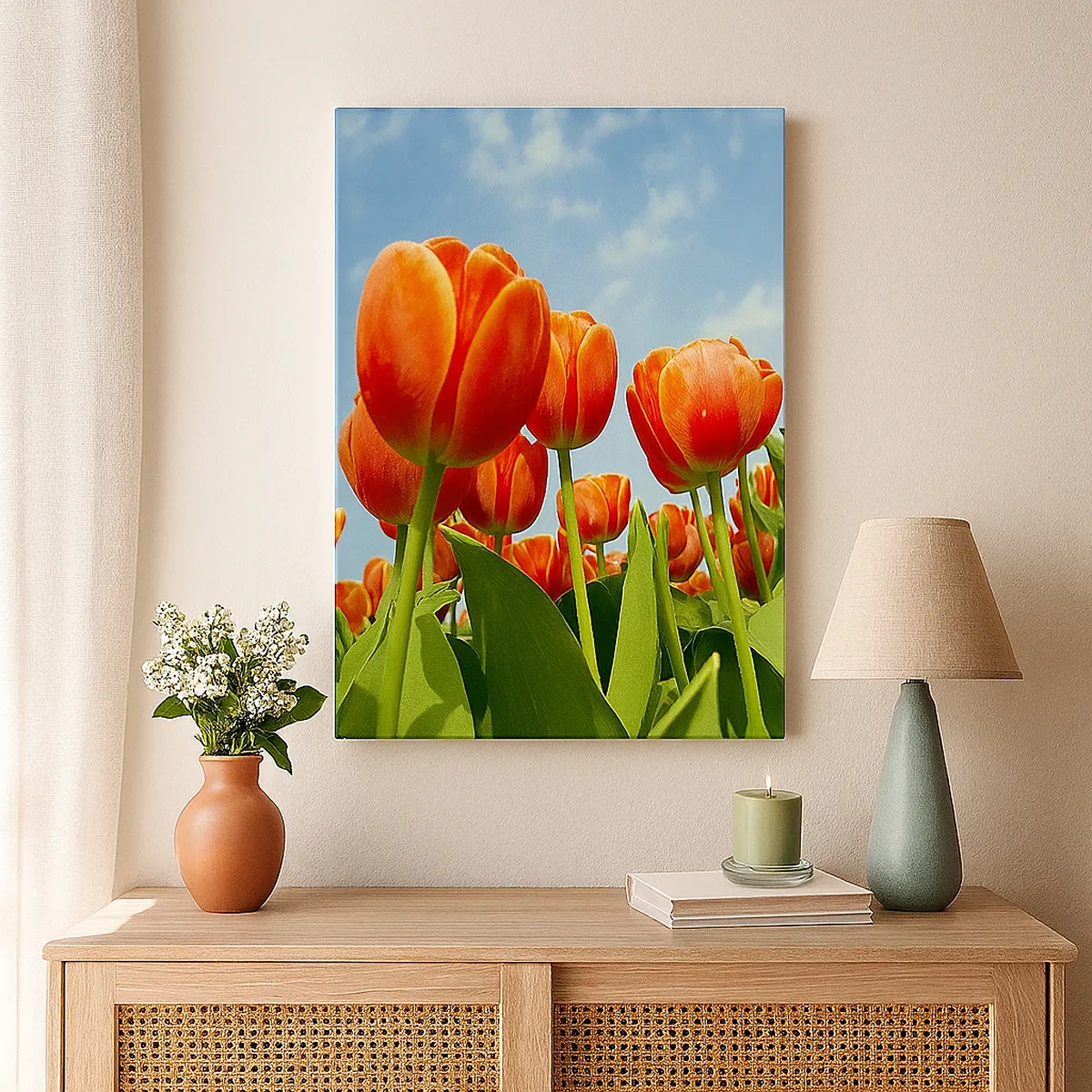 Obraz na płótnie - Pole pomarańczowych tulipanów na tle błękitnego nieba - 50x70cm - Oprócz błękitnego nieba nic im w życiu nie potrzeba - Nowoczesna dekoracja ścienna do salonu, kuchni i sypialni ARTTOR