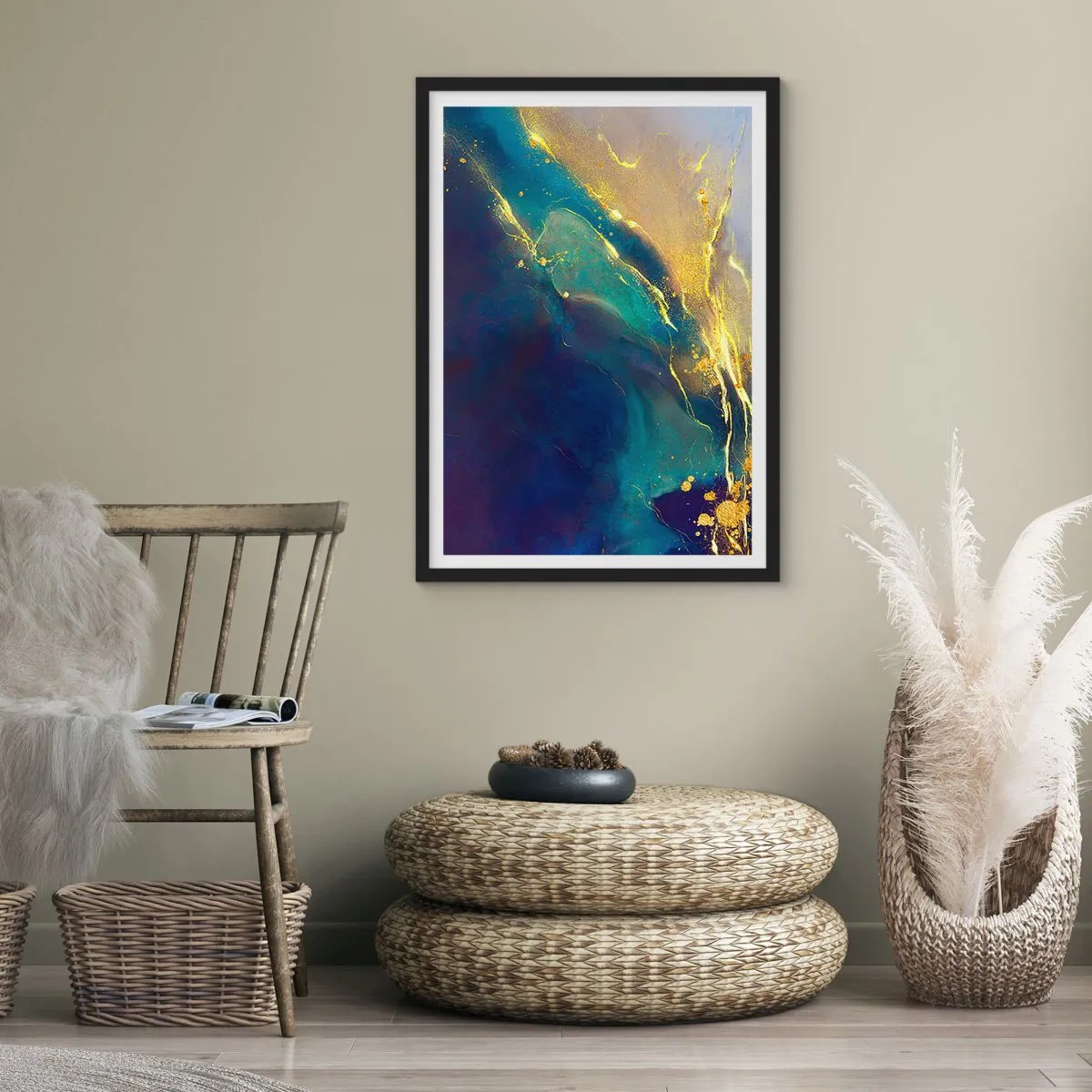 Plakat w czarnej ramie - Abstrakcyjna kompozycja w odcieniach granatu i złota - 50x70cm - Złote rozlewisko - Nowoczesna dekoracja ścienna do salonu i sypialni ARTTOR