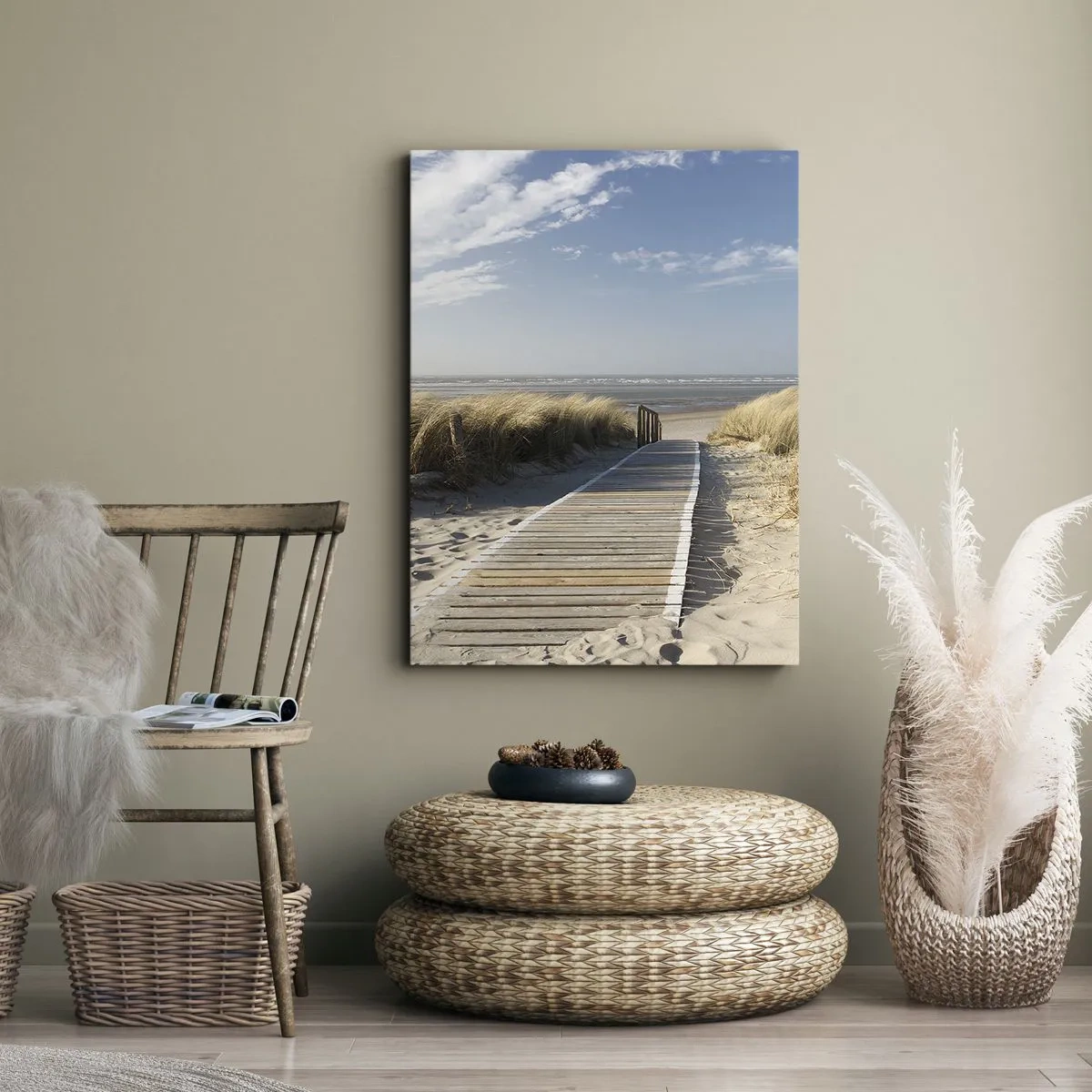 Obraz na płótnie - Drewniana ścieżka prowadząca na plażę - 50x70cm - Za wydmą, w szumie traw - Nowoczesna dekoracja ścienna do salonu, kuchni i sypialni ARTTOR
