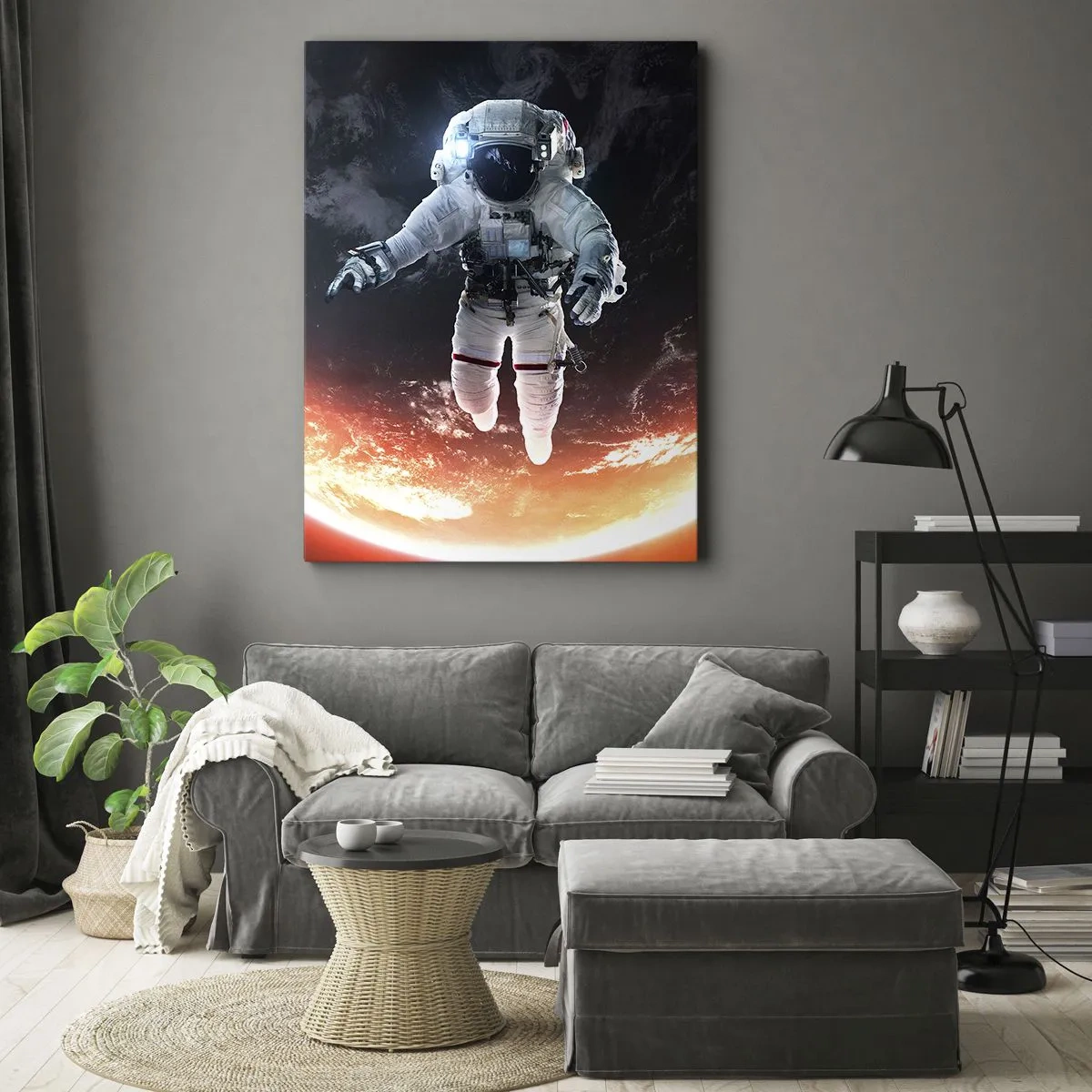 Obraz na płótnie - Astronauta unoszący się nad Ziemią oświetloną słońcem - 80x120cm - Mogę zostać jeszcze chwilę? - Nowoczesna dekoracja ścienna do salonu i sypialni ARTTOR