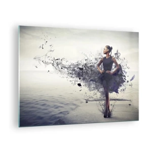 Obraz na szkle - Kobieta w rozmytej sukni na tle spokojnej wody - 70x50cm - Afrykańska Wenus - Nowoczesna dekoracja ścienna do salonu i sypialni ARTTOR