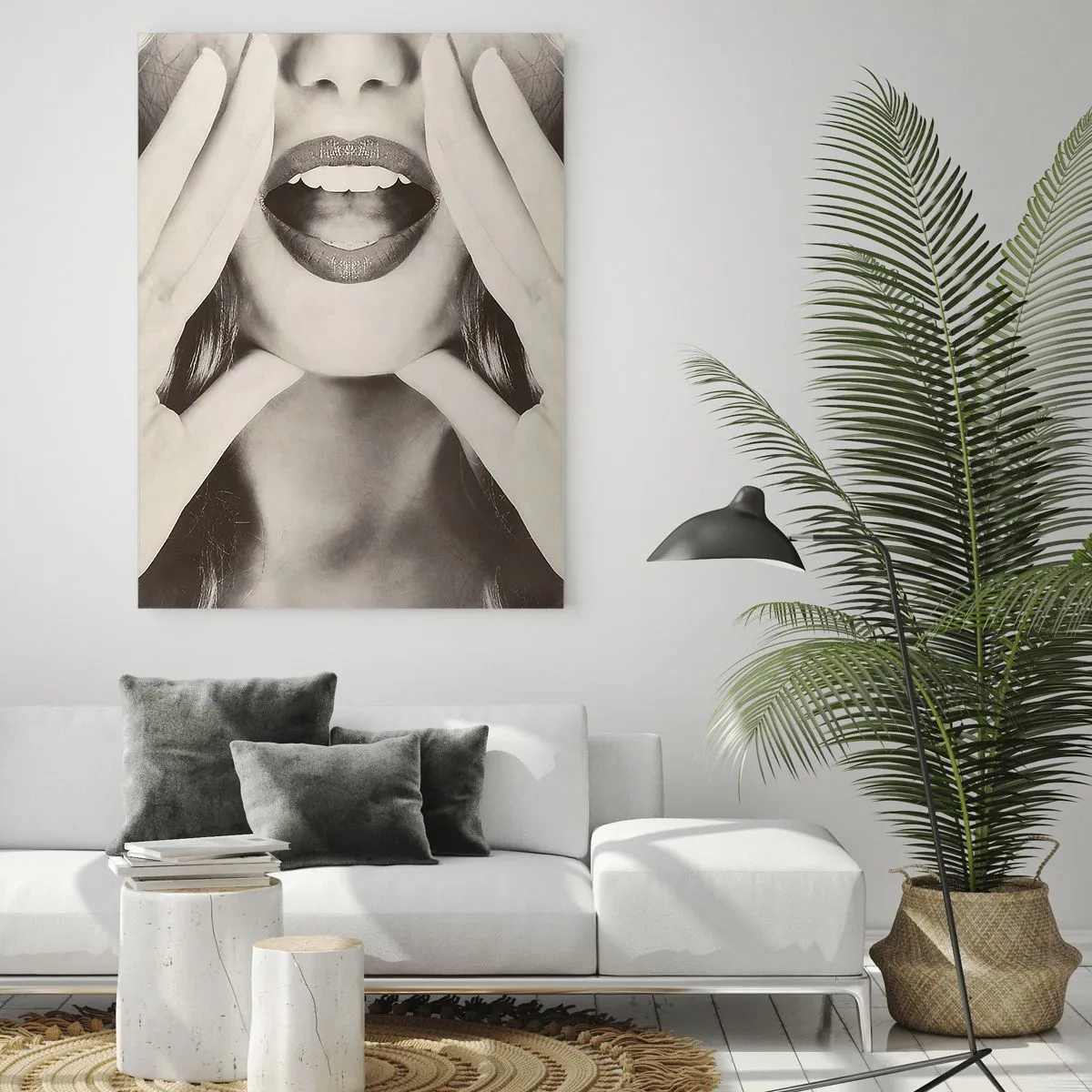 Obraz na szkle - Czarno-biały portret kobiety z wyrazistymi ustami i dłońmi - 70x100cm - Już idę! - Nowoczesna dekoracja ścienna do salonu i sypialni ARTTOR