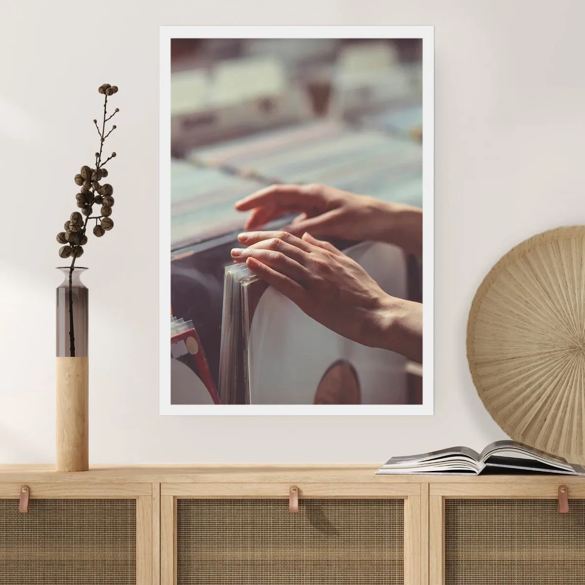 Plakat - Dłonie przeglądające płyty winylowe w sklepie muzycznym - 50x70cm - W poszukiwaniu wzruszeń - Nowoczesna dekoracja ścienna do salonu, kuchni i sypialni ARTTOR