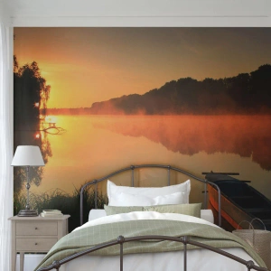 Fototapeta STANDARD ECO - Wschód słońca nad wodą jak tafla lustra - Łódka na spokojnym jeziorze o wschodzie słońca - 100x70cm