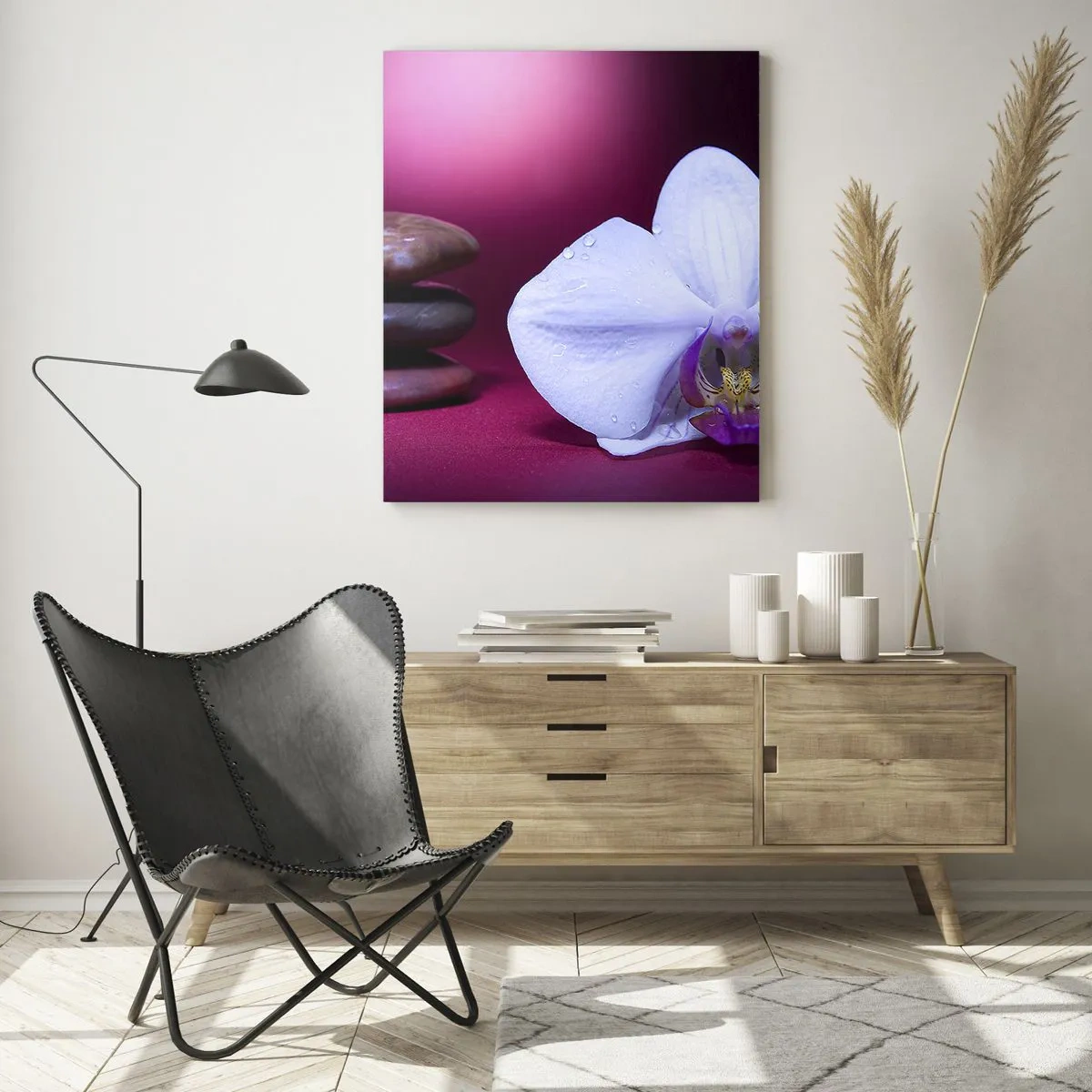 Obraz na szkle - Biała orchidea i kamienie na tle fioletowego światła - 50x70cm - Studium świeżości w fiolecie - Nowoczesna dekoracja ścienna do salonu, kuchni i sypialni ARTTOR