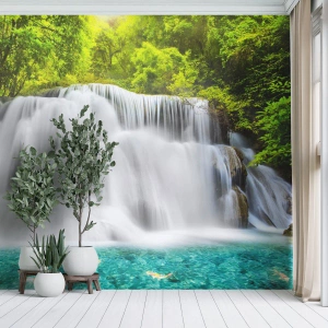 Fototapeta Premium Sand - Egzotyczny wodospad spływający do turkusowego jeziora - 100x70cm - Pienistą kaskadą od zieleni do lazuru - Nowoczesna dekoracja ścienna do salonu, kuchni i sypialni ARTTOR