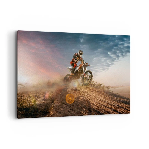 Obraz na płótnie - Motocyklista na wydmach o zachodzie słońca - 120x80cm - Po zwycięstwo - Nowoczesna dekoracja ścienna do salonu, kuchni i sypialni ARTTOR