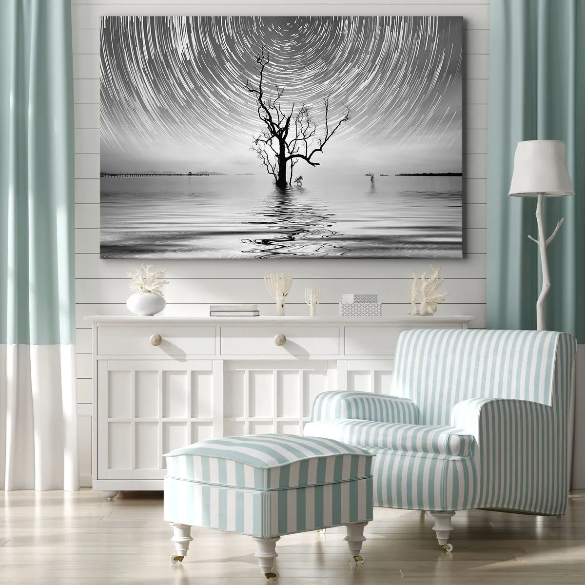 Obraz na płótnie - Drzewo w wodzie pod nocnym niebem z gwiazdami w ruchu - 70x50cm - Symfonia natury - Nowoczesna dekoracja ścienna do salonu i sypialni ARTTOR