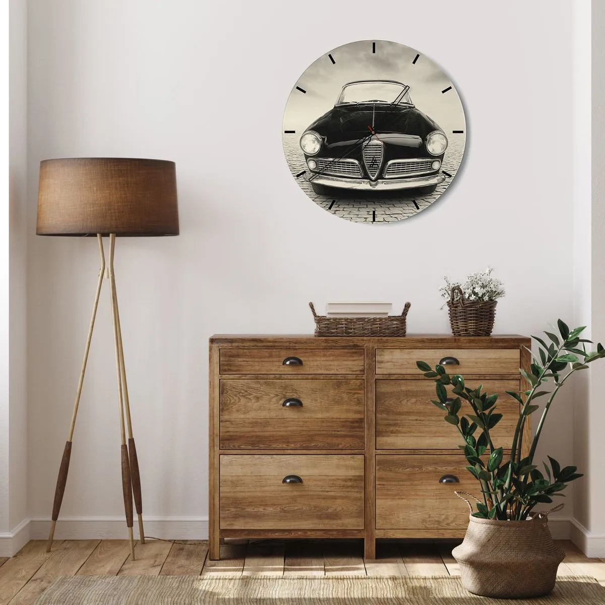 Zegar ścienny - Przód klasycznego samochodu retro na brukowanej drodze - 30x30cm - I jak mnie nie kochać? - Nowoczesna dekoracja ścienna do salonu, kuchni i sypialni ARTTOR
