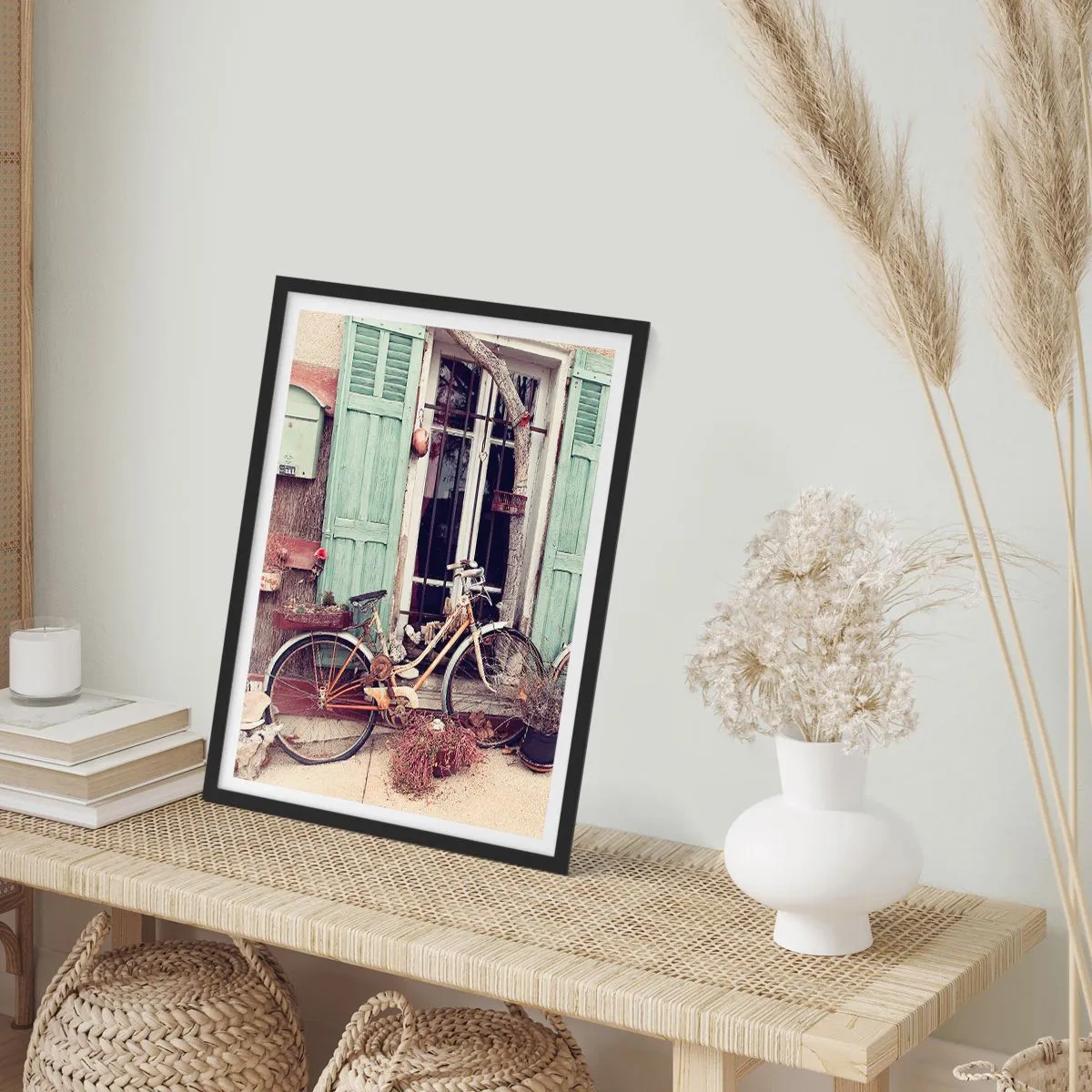 Plakat w czarnej ramie - Stary rower przed drewnianymi zielonymi okiennicami - 50x70cm - Niech żyje prowincja - Nowoczesna dekoracja ścienna do salonu i sypialni ARTTOR