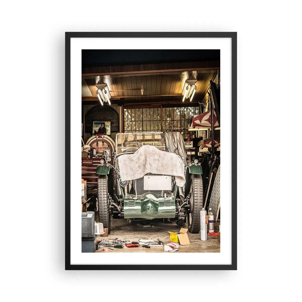 Plakat w czarnej ramie - Zabytkowy samochód w garażu otoczony narzędziami - 50x70cm - Powrót do przeszłości - Nowoczesna dekoracja ścienna do salonu i sypialni ARTTOR