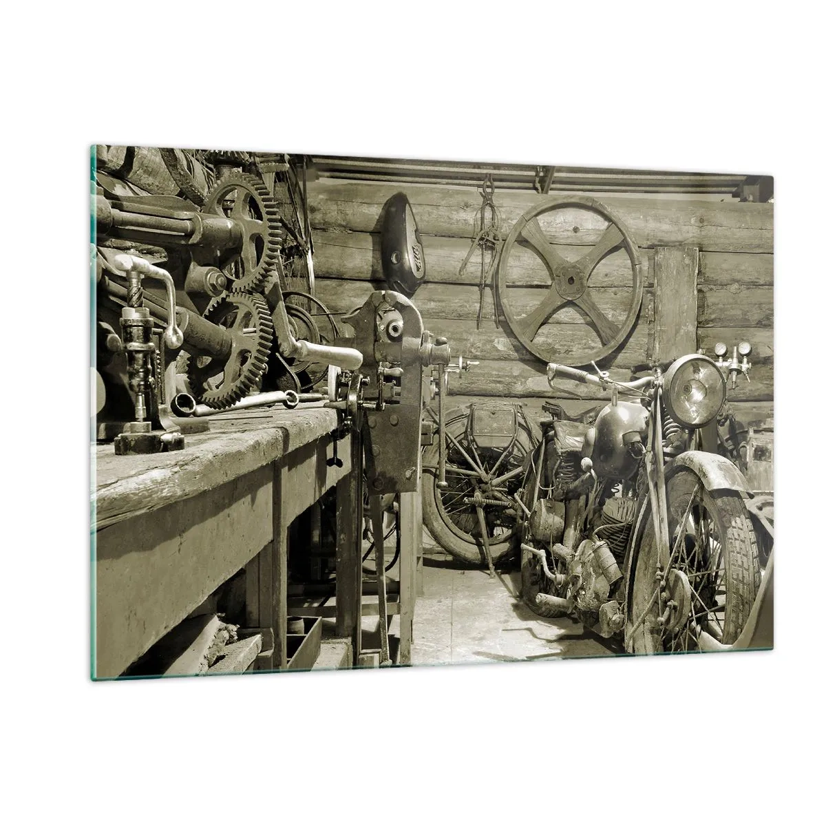 Obraz na szkle - Warsztat z zabytkowymi narzędziami i starym motocyklem - 120x80cm - W szopie wuja Władka - Nowoczesna dekoracja ścienna do salonu, kuchni i sypialni ARTTOR