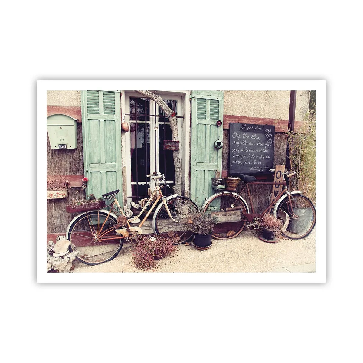 Plakat - Zabytkowe rowery przed drewnianymi drzwiami z pastelowymi okiennicami - 100x70cm - Niech żyje prowincja - Nowoczesna dekoracja ścienna do salonu i sypialni ARTTOR
