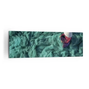 Obraz na płótnie - Osoba z kapeluszem wśród zielonych sieci rybackich - 160x50cm - W morzu sieci - Nowoczesna dekoracja ścienna do salonu i sypialni ARTTOR
