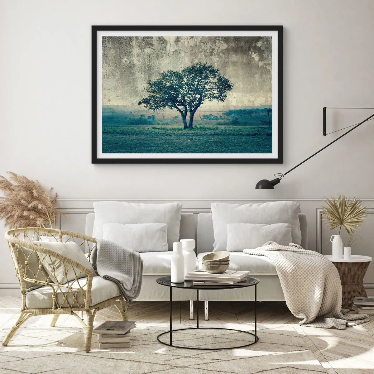 Plakat w czarnej ramie - Samotne drzewo na tle zamglonego krajobrazu - 70x50cm - Jabłoń na błękitnym błoniu? - Nowoczesna dekoracja ścienna do salonu i sypialni ARTTOR