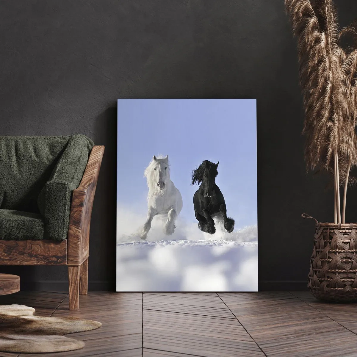 Obraz na płótnie - Biały i czarny koń galopujące w śniegu - 50x70cm - Czarno-biały galop - Nowoczesna dekoracja ścienna do salonu, kuchni i sypialni ARTTOR