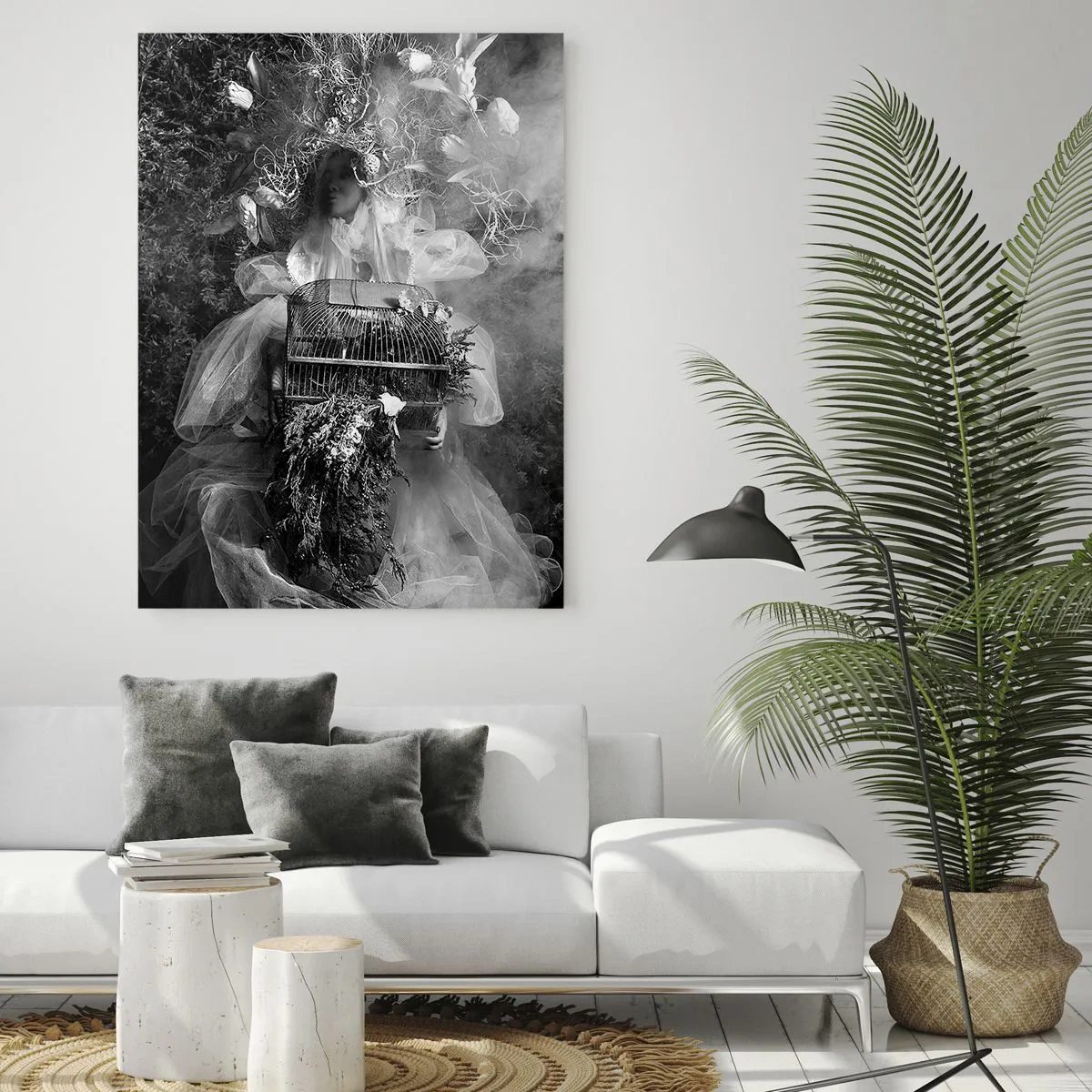 Obraz na szkle - Czarno-biała kompozycja z postacią w sukni i klatką wśród mgły - 80x120cm - Sama Matka – Natura - Nowoczesna dekoracja ścienna do salonu i sypialni ARTTOR