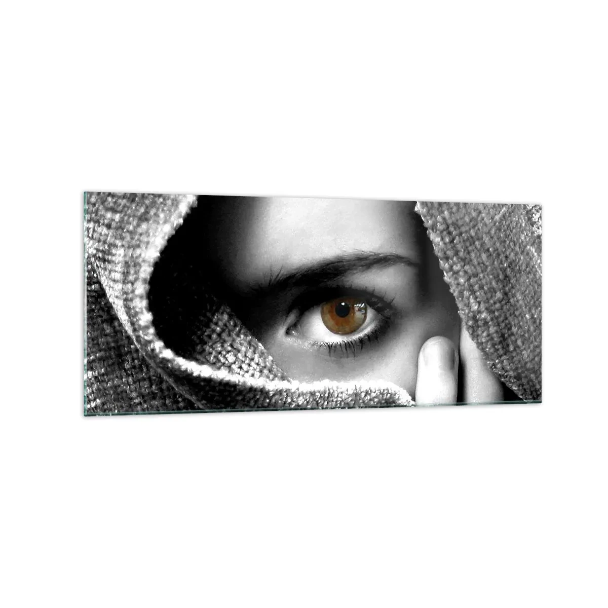 Obraz na szkle - Portret kobiety z bursztynowym okiem zakrytej tkaniną w odcieniach szarości. - 120x50cm - Poznaj tajemnicę - Nowoczesna dekoracja ścienna do salonu i sypialni ARTTOR