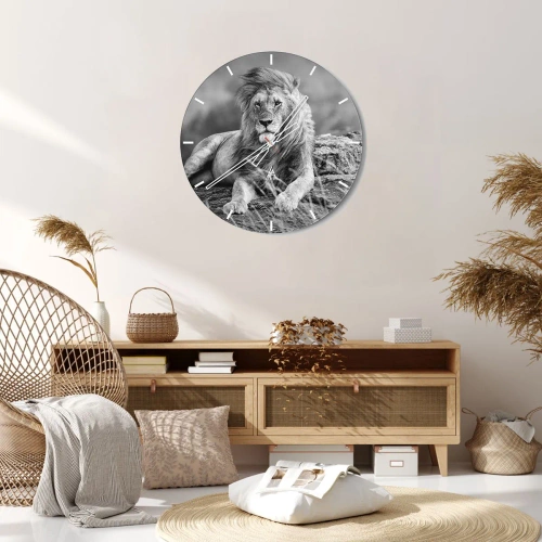 Zegar ścienny - Lew w majestatycznej pozie na tle dzikiej natury - 30x30cm - Królewska sjesta - Nowoczesna dekoracja ścienna do salonu, kuchni i sypialni ARTTOR