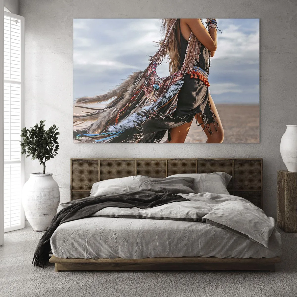 Obraz na szkle - Kobieta w stylu boho z piórami i ozdobami na tle pustyni - 120x80cm - Dziewczyna szamana - Nowoczesna dekoracja ścienna do salonu, kuchni i sypialni ARTTOR
