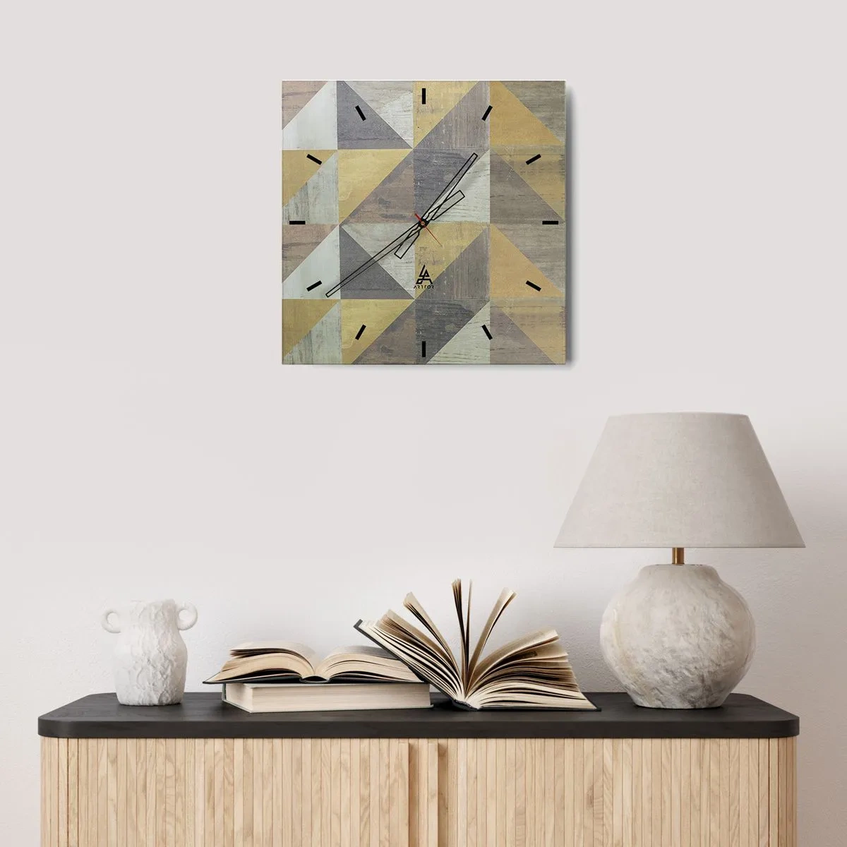 Zegar ścienny - Geometryczna kompozycja trójkątów w odcieniach ziemi - 30x30cm - Pod kątem trójkąta - Nowoczesna dekoracja ścienna do salonu i sypialni ARTTOR